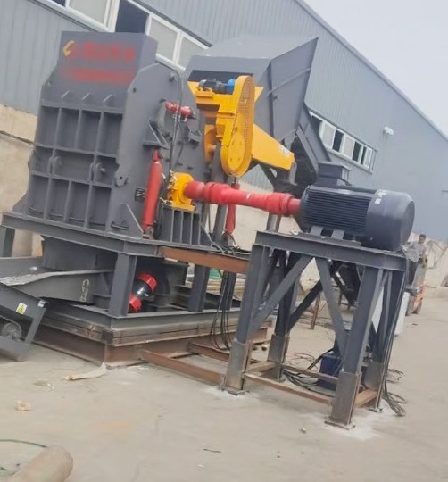 路友 110 型廢鋁破碎機已完成安裝，目前正進行人工投料試機。